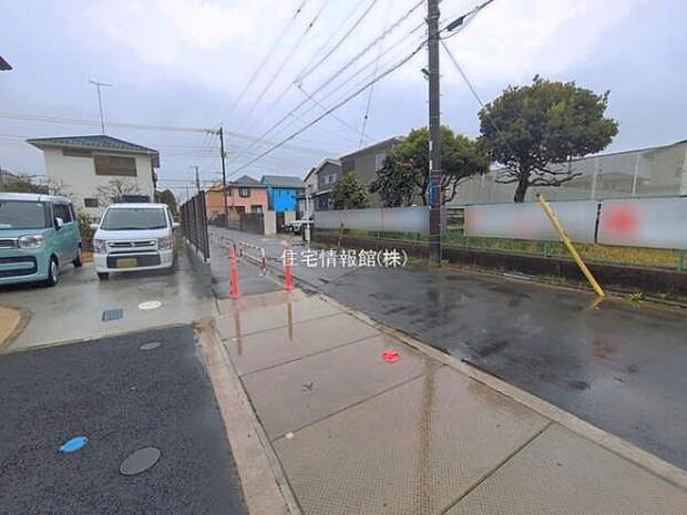 前面道路を含めた現地写真です。