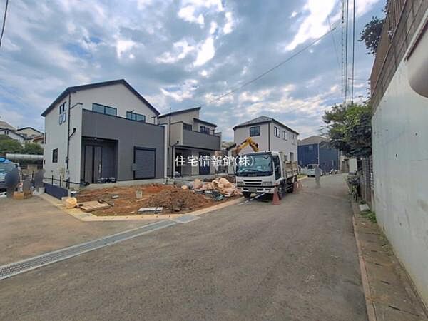 前面道路を含めた現地写真です。