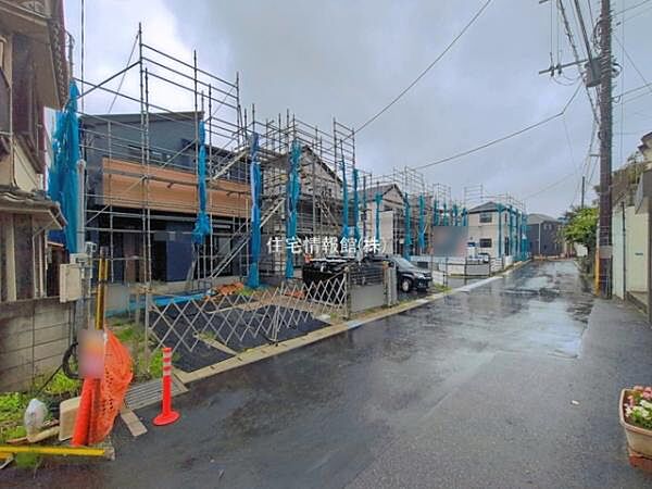 前面道路を含めた現地写真です。