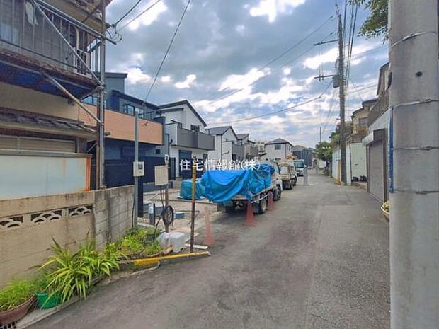 前面道路を含めた現地写真です。