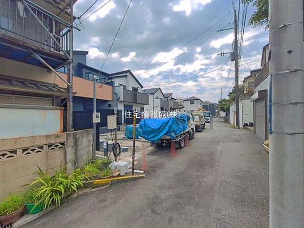 前面道路を含めた現地写真です。