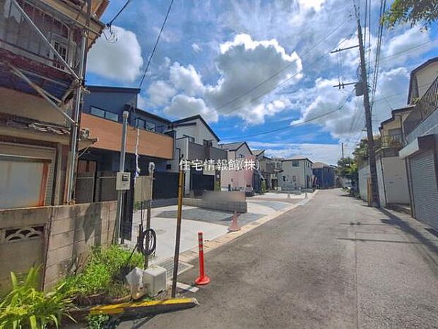 前面道路を含めた現地写真です。
