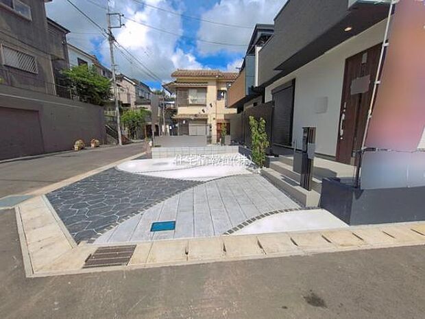 前面道路を含めた現地写真です。