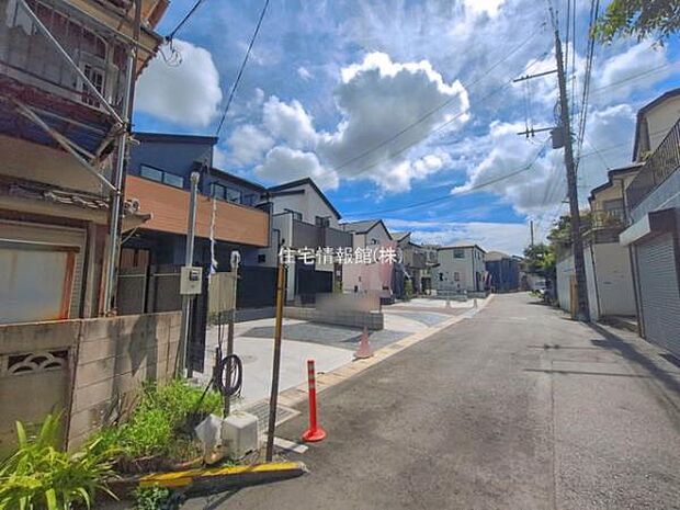 前面道路を含めた現地写真です。