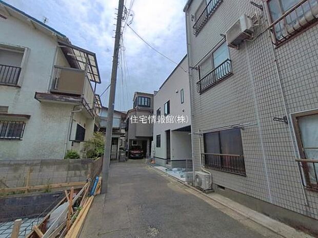 前面道路を含めた現地写真です。