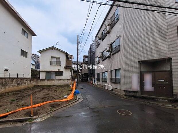 前面道路を含めた現地写真です。