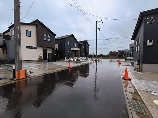前面道路を含めた現地写真です。