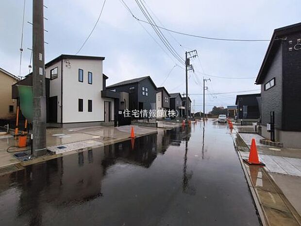 前面道路を含めた現地写真です。