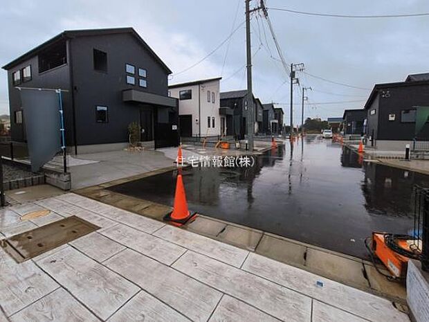 前面道路を含めた現地写真です。