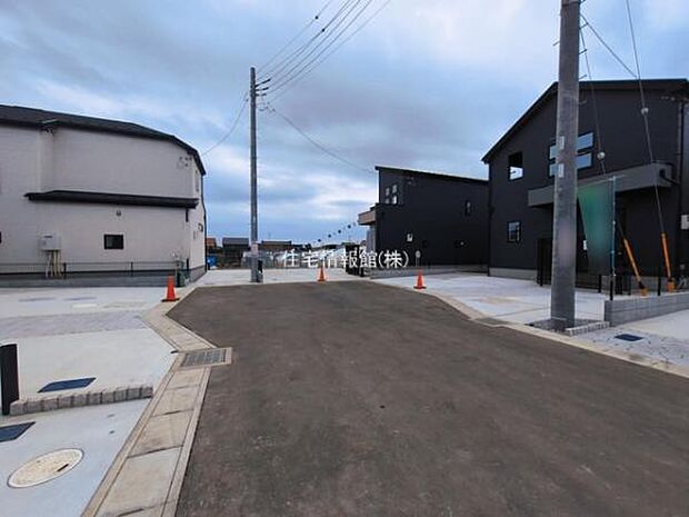 前面道路を含めた現地写真です。