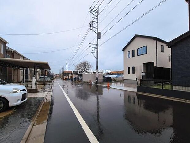 前面道路を含めた現地写真です。