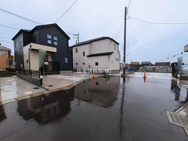 前面道路を含めた現地写真です。