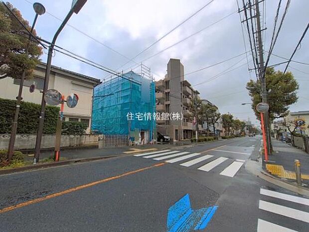 前面道路を含めた現地写真です。