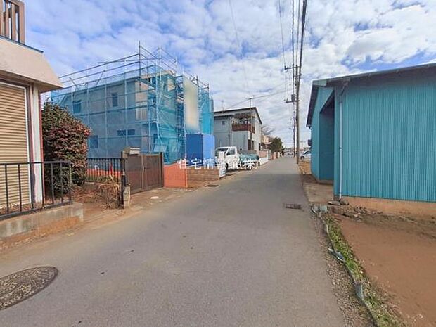 前面道路を含めた現地写真です。