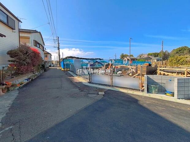 前面道路を含めた現地写真です。