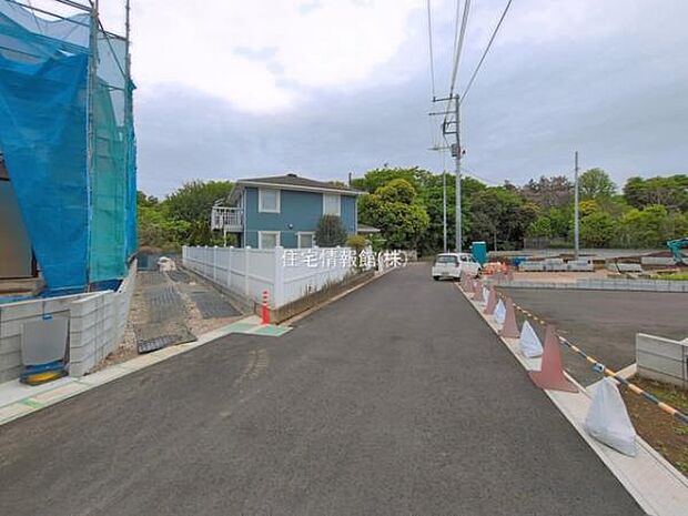 前面道路を含めた現地写真です。