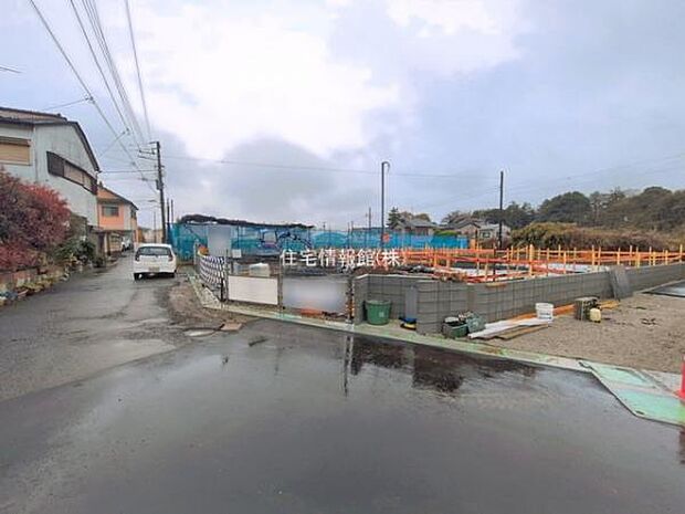 前面道路を含めた現地写真です。