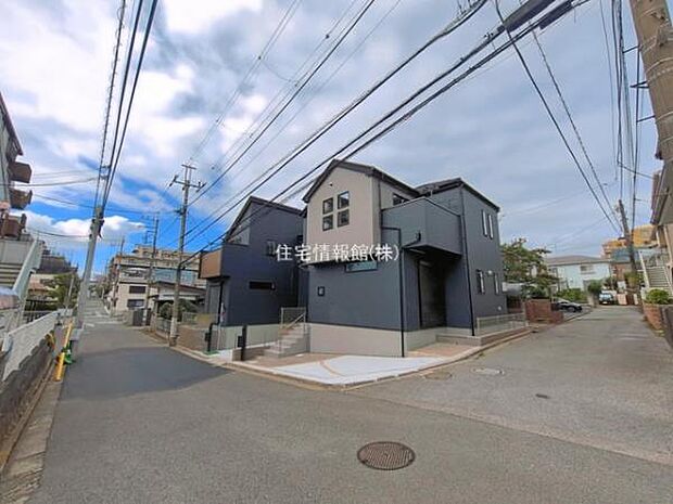 前面道路を含めた現地写真です。