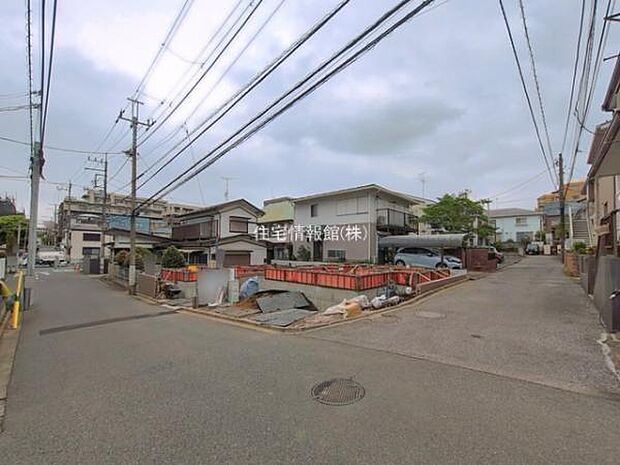 前面道路を含めた現地写真です。