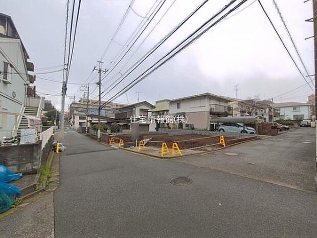前面道路を含めた現地写真です。