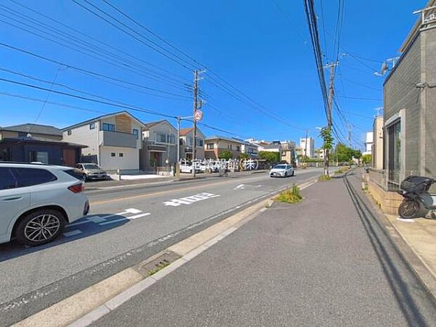 前面道路を含めた現地写真です。