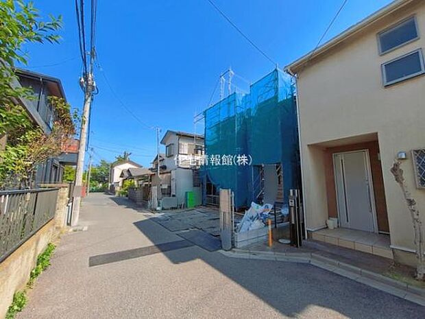 前面道路を含めた現地写真です。