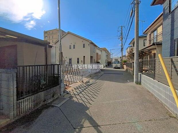 前面道路を含めた現地写真です。
