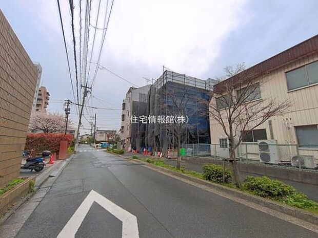 前面道路を含めた現地写真です。
