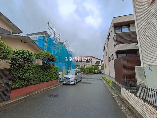 前面道路を含めた現地写真です。