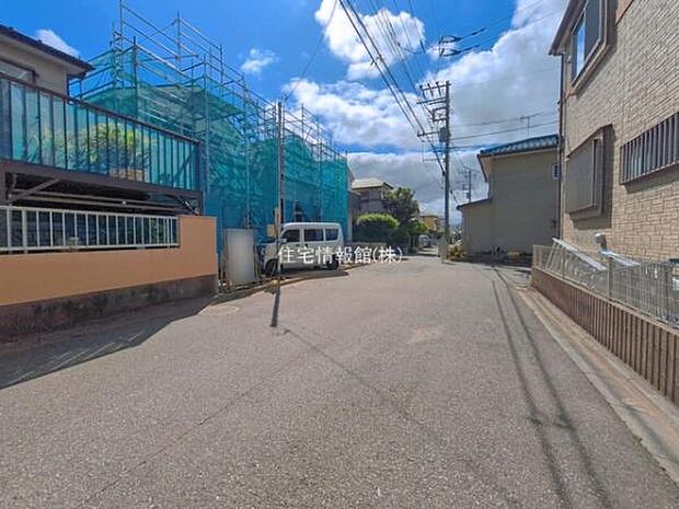 前面道路を含めた現地写真です。