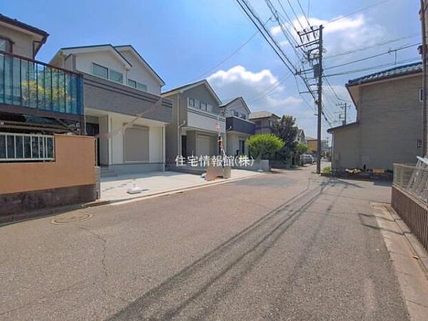 前面道路を含めた現地写真です。