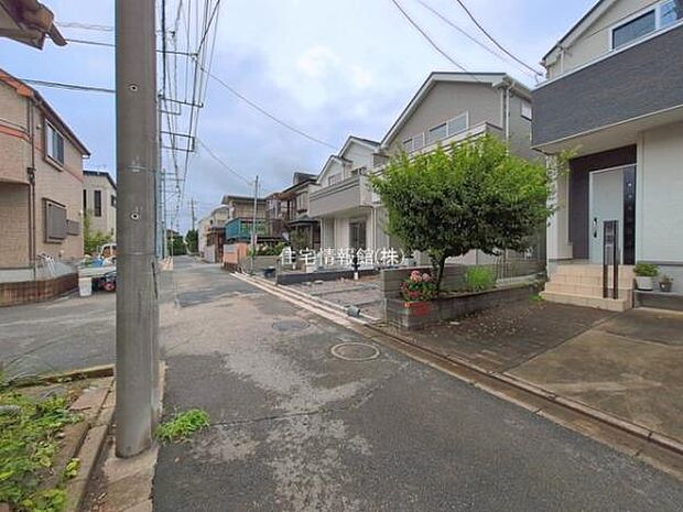 前面道路を含めた現地写真です。