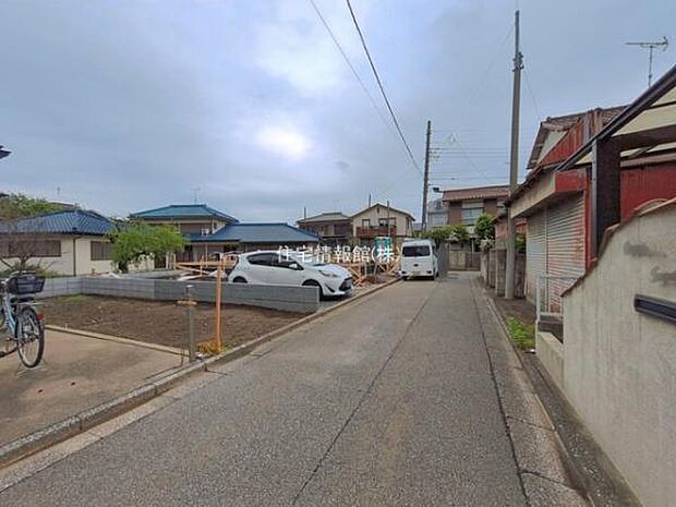 前面道路を含めた現地写真です。
