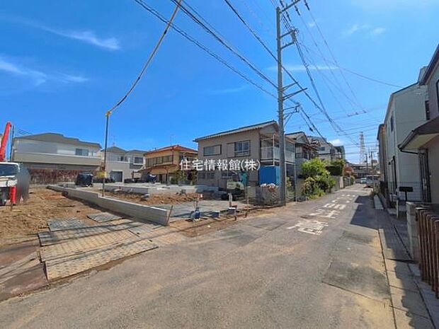 前面道路を含めた現地写真です。