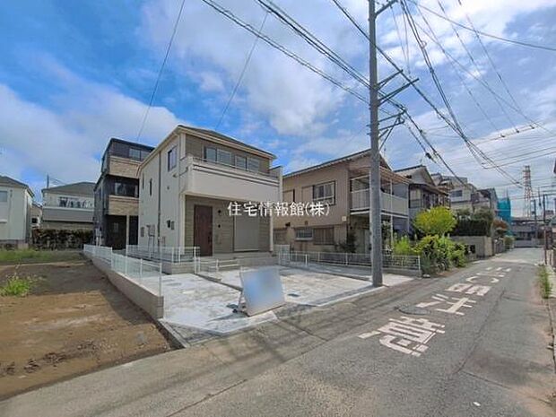 前面道路を含めた現地写真です。