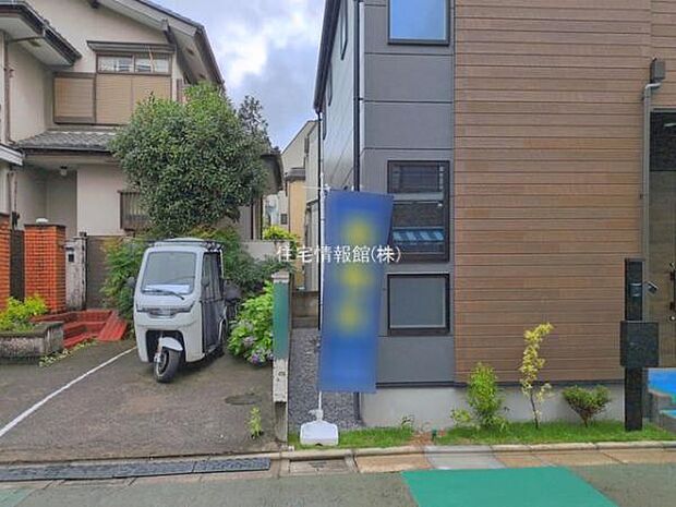 前面道路を含めた現地写真です。