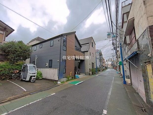 前面道路を含めた現地写真です。