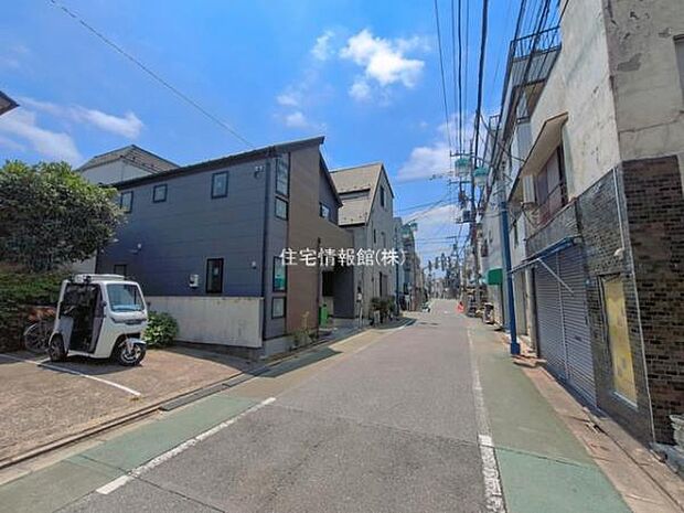 前面道路を含めた現地写真です。