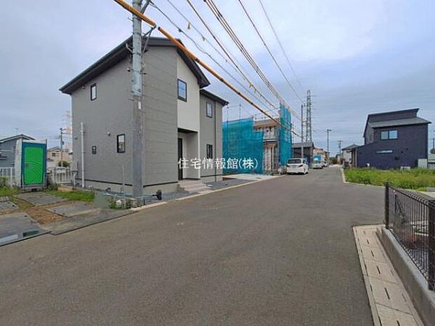 前面道路を含めた現地写真です。