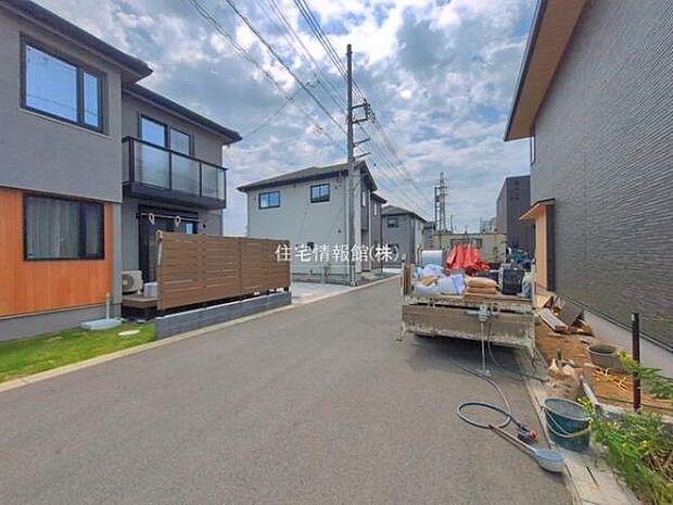 前面道路を含めた現地写真です。