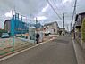 外観：前面道路を含めた現地写真です。