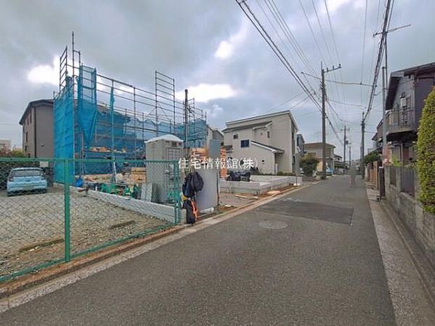 前面道路を含めた現地写真です。