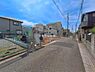 外観：前面道路を含めた現地写真です。