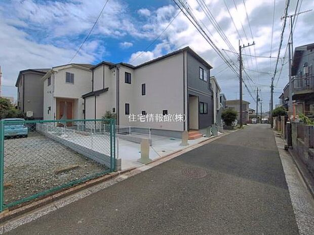 前面道路を含めた現地写真です。