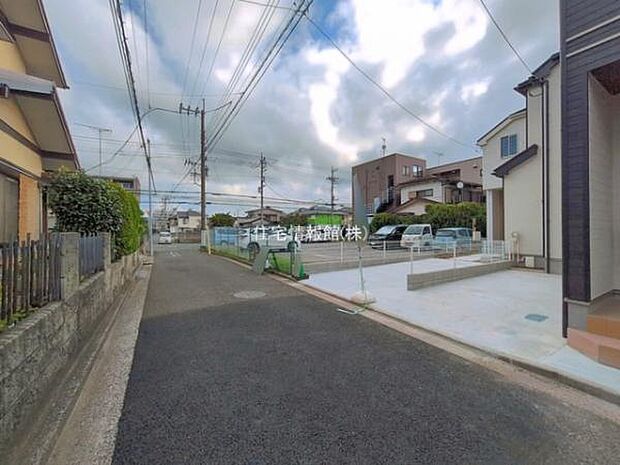 前面道路を含めた現地写真です。