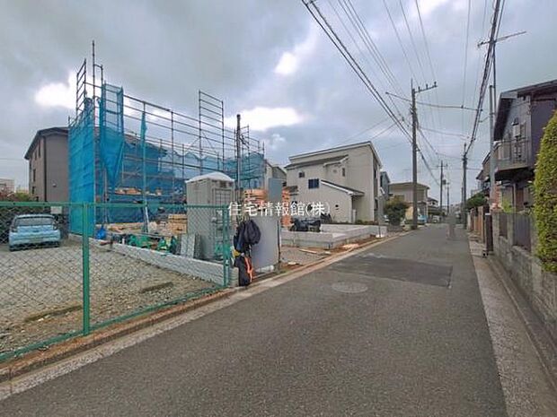 前面道路を含めた現地写真です。