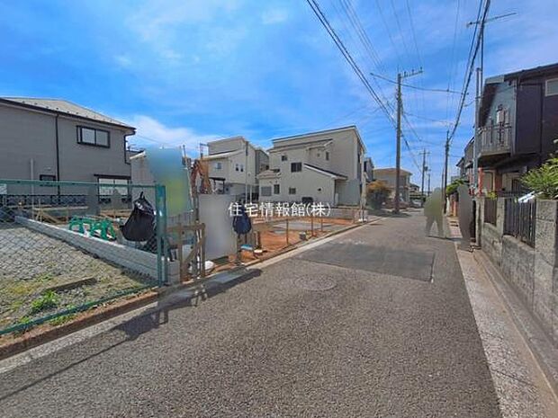 前面道路を含めた現地写真です。