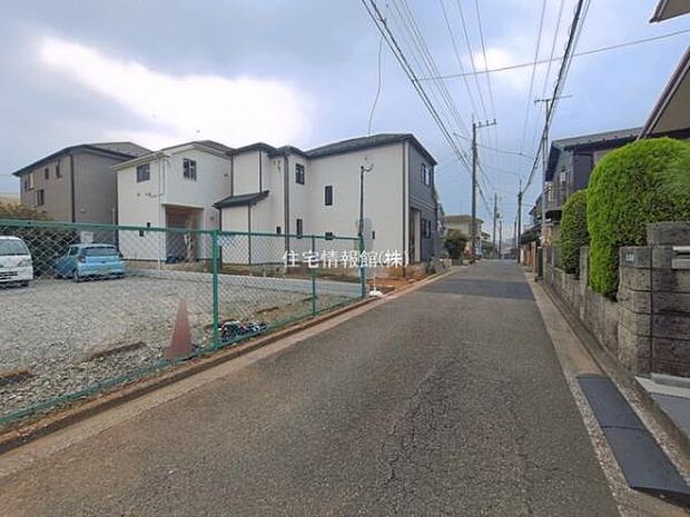 前面道路を含めた現地写真です。