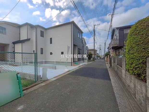 前面道路を含めた現地写真です。