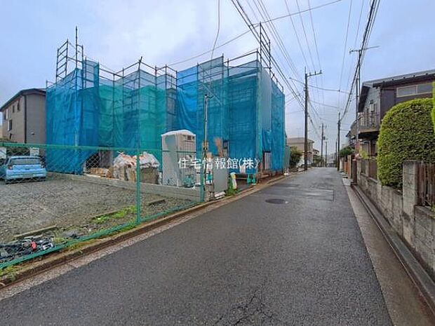 前面道路を含めた現地写真です。